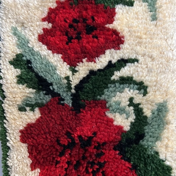 Vintage Latch Hook Rug Wall Art, red florals, Woven Fibre Wall Hanging - Picture 4 of 8